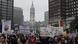 "Alto a la 'Putinización' de Estados Unidos", fue otro de los lemas de los manifestantes en la masiva movilización "Sin Reyes" en Filadelfia, EE.UU., el sábado (14.06.2025).
