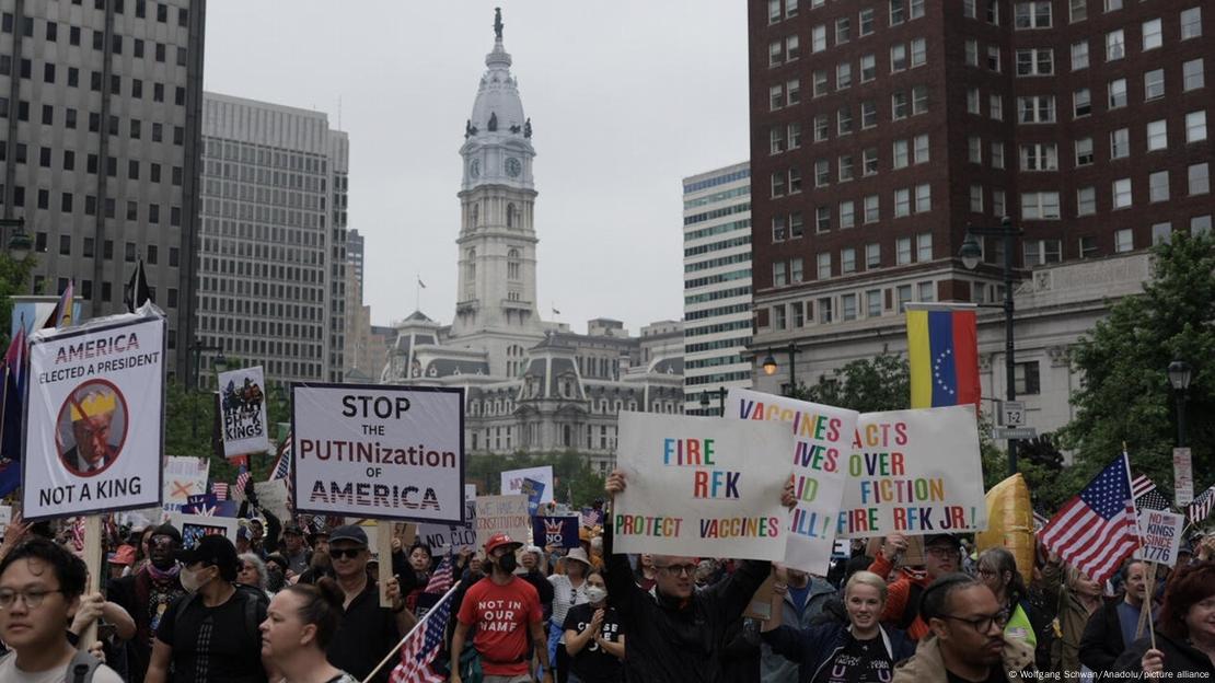 "Alto a la 'Putinización' de Estados Unidos", fue otro de los lemas de los manifestantes en la masiva movilización "Sin Reyes" en Filadelfia, EE.UU., el sábado (14.06.2025). "Alto a la 'Putinización' de Estados Unidos", fue otro de los lemas de los manifestantes en la masiva movilización "Sin Reyes" en Filadelfia, EE.UU., el sábado (14.06.2025).