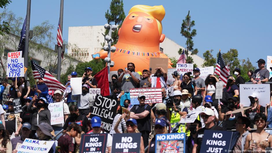 Cientos de miles protestan en EE.UU. contra el «rey» Trump – DW – 15/06/2025
