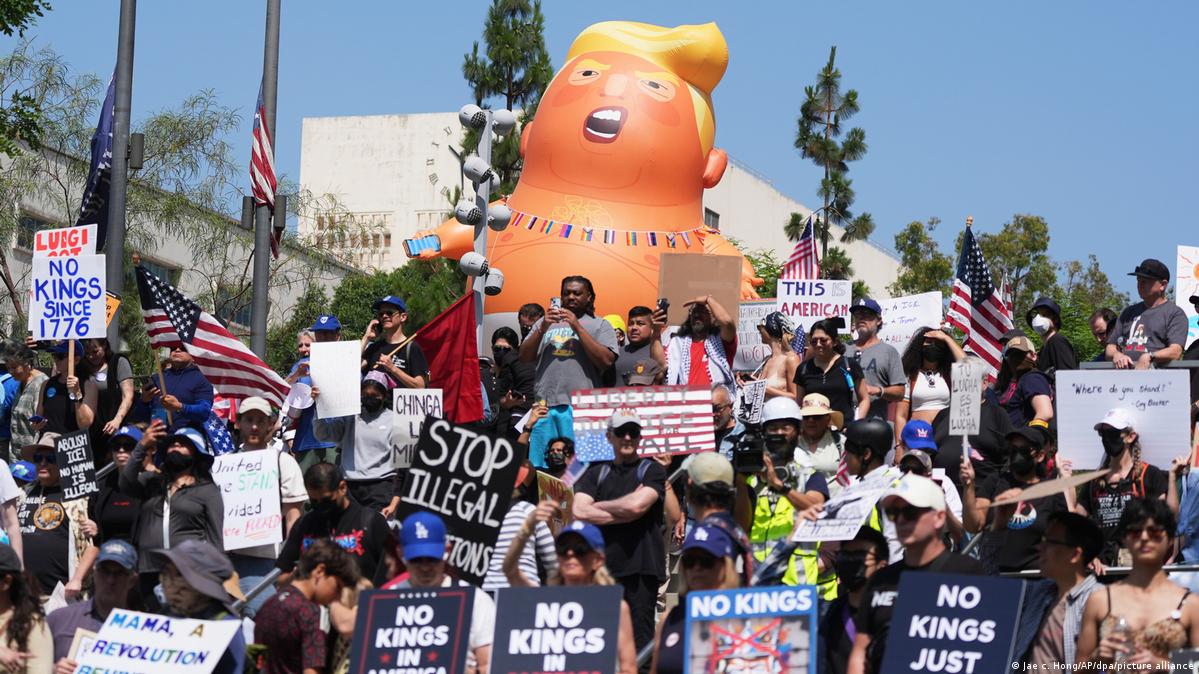 Cientos de miles protestan en EE.UU. contra el "rey" Trump