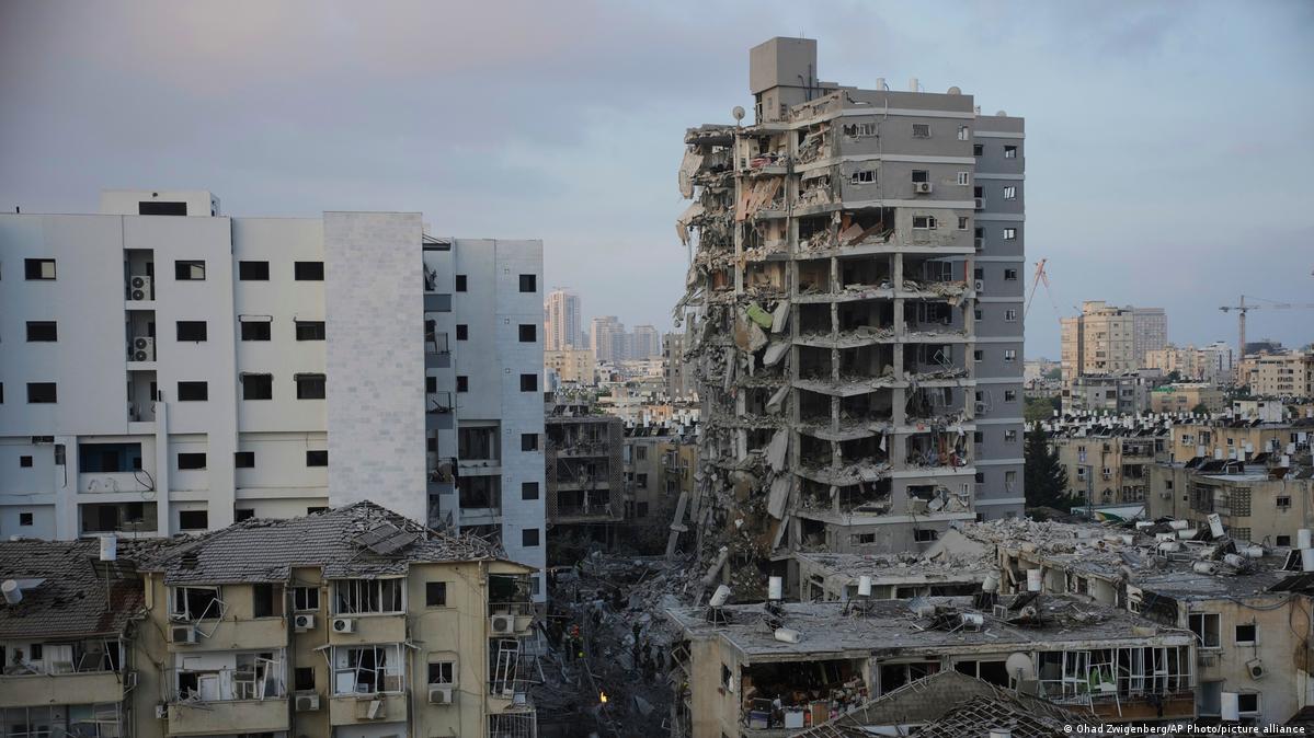 伊以继续互相轰炸特朗普称冲突“很容易结束”