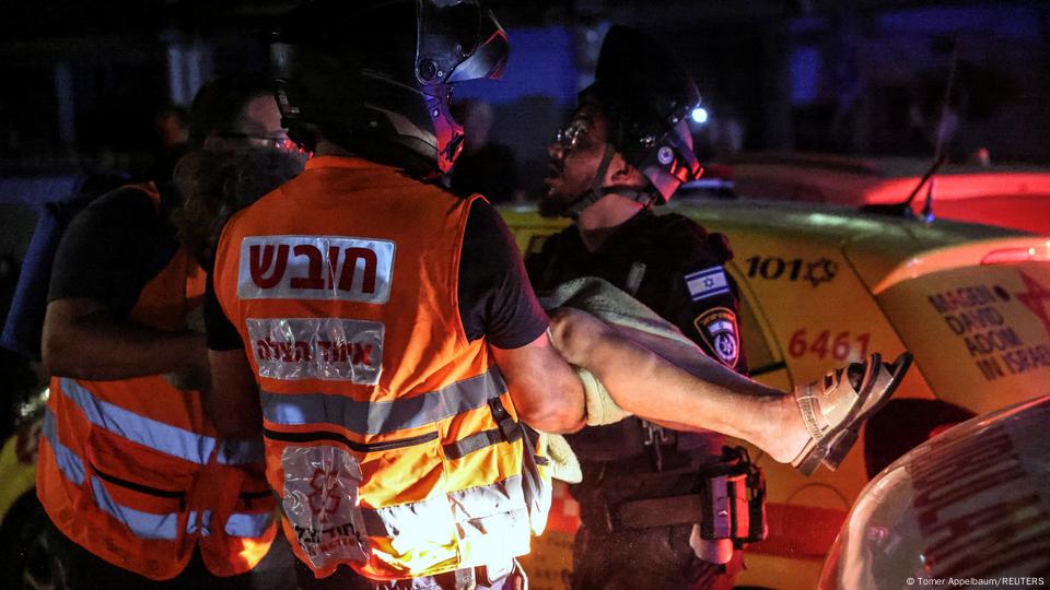 Rescatistas evacúan esta madrugada a un herido en Bat Yam, junto a Tel Aviv. Rescatistas evacúan esta madrugada a un herido en Bat Yam, junto a Tel Aviv.