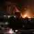 Fogo e fumaça avistados à noite próximos de prédios
