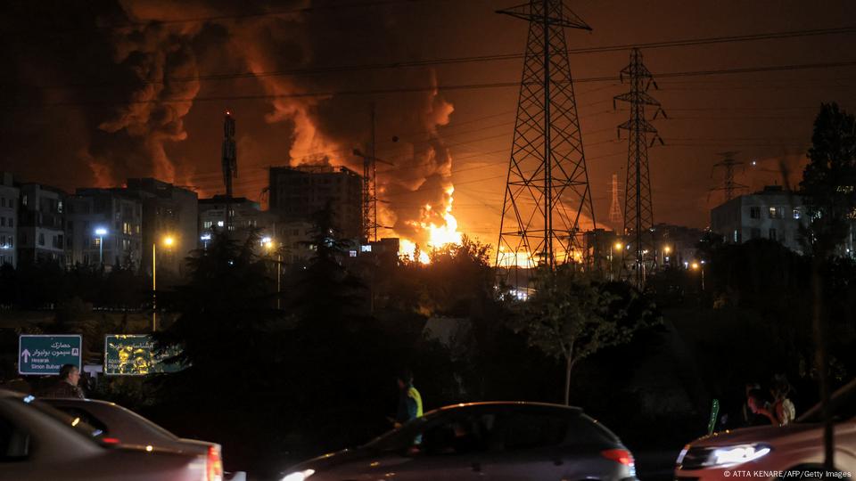 Incendio en los depósitos de combustible de Shahran, en Teherán, durante esta pasada noche. Incendio en los depósitos de combustible de Shahran, en Teherán, durante esta pasada noche.