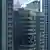 El edificio Tiger Tower, en la zona de la Marina de Dubái, visiblemente afectado en un lateral tras el incendio.