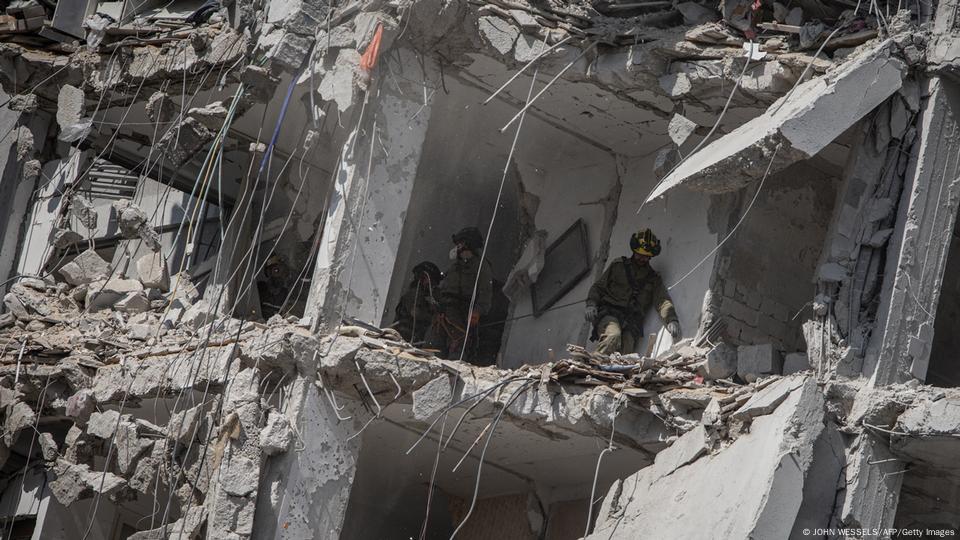 Rescatistas inspeccionan el interior del edificio en busca de supervivientes. Rescatistas inspeccionan el interior del edificio en busca de supervivientes.