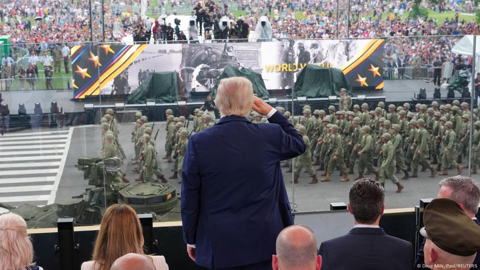 Predsednik SAD Donald Tramp salutira vojsci na paradi u Vašingtonu, 14. jun 2025.