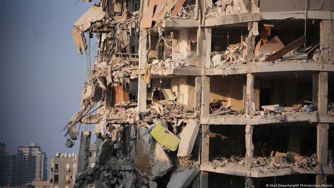 Israel 2025 | Zerstörung nach iranischem Raketenangriff nahe Tel Aviv