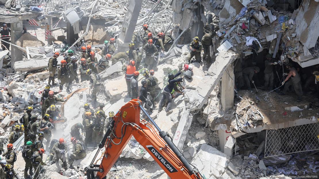 Bat Yam, në jug të Tel Avivit, u godit nga raketat iraniane gjatë natës. Pamje germadhash dhe nje vinci. Bat Yam, në jug të Tel Avivit, u godit nga raketat iraniane gjatë natës. Pamje germadhash dhe nje vinci.