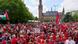 Manifestantes vestidos de rojo en La Haya. Manifestantes vestidos de rojo en La Haya.