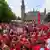 Manifestantes vestidos de rojo en La Haya.
