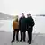 El presidente francés Emmanuel Macron, derecha, la primera ministra danesa Mette Frederiksen, izquierda, y el líder groenlandés Jens-Frederik Nielsen en un glaciar en Groenlandia.