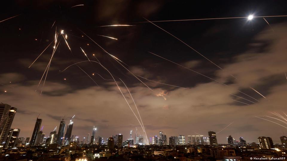 Los sistemas de defensa aérea israelíes se activaron para interceptar misiles iraníes sobre la ciudad israelí de Tel Aviv, en medio de una nueva andanada de cohetes iraníes el 16 de junio de 2025. Los sistemas de defensa aérea israelíes se activaron para interceptar misiles iraníes sobre la ciudad israelí de Tel Aviv, en medio de una nueva andanada de cohetes iraníes el 16 de junio de 2025.