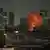 Una gran explosión se observa tras un ataque con misiles en Tel Aviv, Israel, la noche del domingo 15 de junio de 2025.