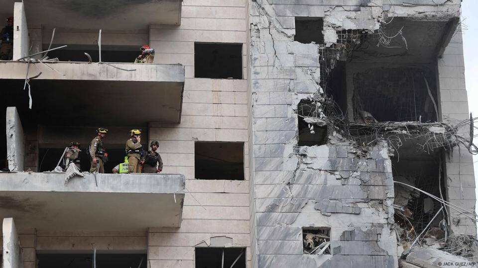 Los equipos de respuesta inspeccionan un edificio dañado tras el impacto de un misil iraní en la ciudad israelí de Petah Tikva, al este de Tel Aviv, el 16 de junio de 2025. Los equipos de respuesta inspeccionan un edificio dañado tras el impacto de un misil iraní en la ciudad israelí de Petah Tikva, al este de Tel Aviv, el 16 de junio de 2025.
