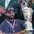 Golfer J.J. Spaun mit Siegerpokal der US Open