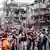 شماری از نیروهای امداد و نجات اسرائیل بعد از حملات ایران به تل آویو در محل رویداد حضور دارند و در پس زمینه ساختمان های فرو ریخته دیده می شود