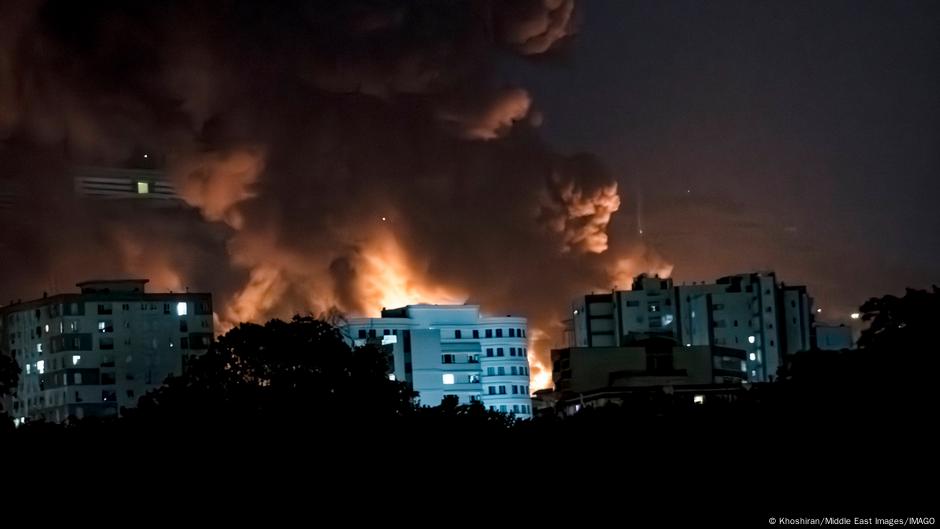 Oblaci dima iznad Teherana nakon izraelskog vazdušnog napada