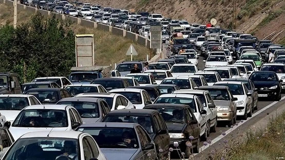 Колона од автомобили во три ленти на пат во близина на Техеран