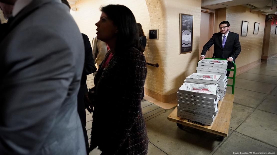 Las entregas de comida para llevar aumentaron significativamente durante la crisis Israel-Irán. En la foto, un repartidor espera con cajas de pizza en el Capitolio, octubre 2023. Las entregas de comida para llevar aumentaron significativamente durante la crisis Israel-Irán. En la foto, un repartidor espera con cajas de pizza en el Capitolio, octubre 2023.