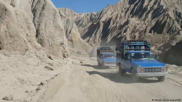 دو خودروی سوخت‌بر در حال قاچاق سوخت بە پاکستان