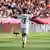 Real Madrids Angreifer Vinicius Junior hebt die Arme und gestikuliert genervt