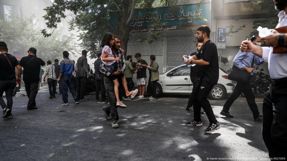 Teheran 15. juna 2025: Čovek nosi povređenu devojčicu nakon izraelskog napada