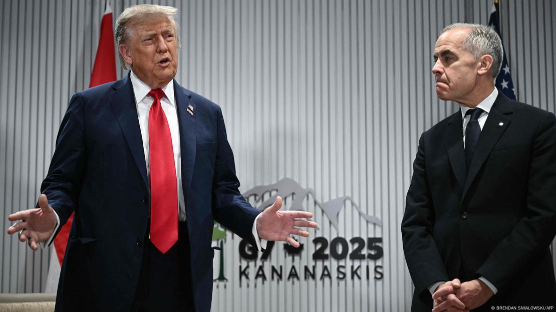 Donald Trump duke ngritur duart duke folur dhe kryeministri kanadez Carney duke dëgjuar Donald Trump duke ngritur duart duke folur dhe kryeministri kanadez Carney duke dëgjuar