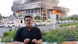 El edificio en llamas detrás de un periodista que informa en directo del ataque.