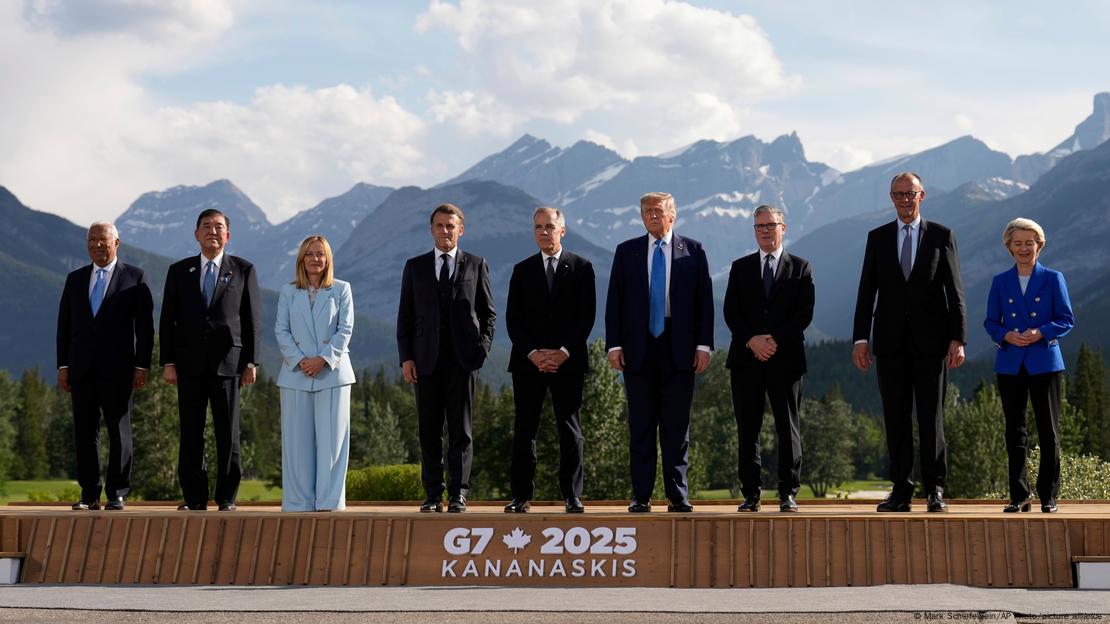 Foto familjare e samitit të G7-s para një sfondi malor Foto familjare e samitit të G7-s para një sfondi malor
