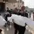 Los familiares llevan los cuerpos de dos de los muertos en Jan Yunis.