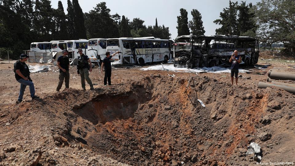 Cráter causado por un bombardeo iraní en Israel.