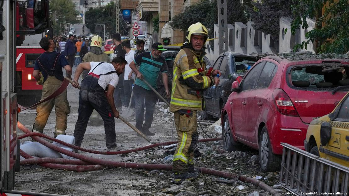 Serviços de resgate limpam ruas cheias de destroços