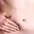 Una mano apretada sobre el abdomen para calmar un dolor.