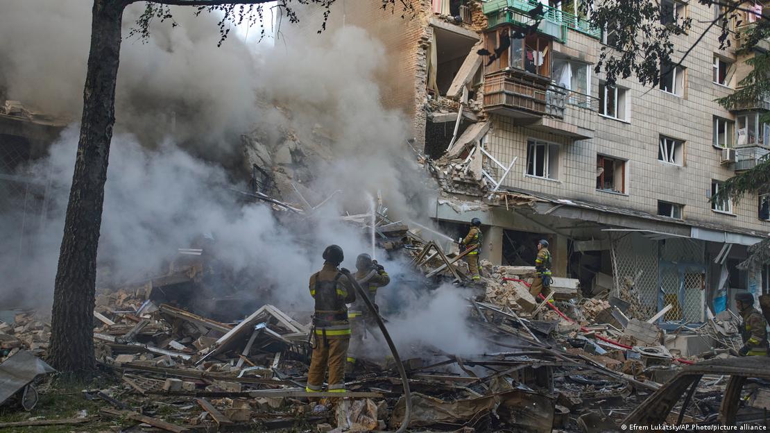 Destrucción en las calles y edificios de Kiev tras el ataque de Rusia con misiles.