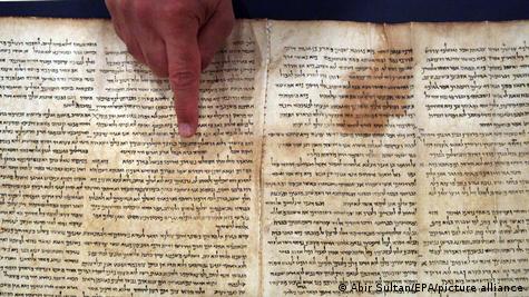 IA ajuda a desvendar mistério sobre autoria da Bíblia – DW – 19/06 ...