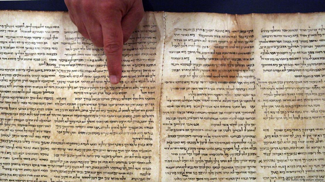 El equipo internacional, liderado por Shira Faigenbaum-Golovin, combinó arqueología, matemáticas y estudios bíblicos para analizar manuscritos antiguos. En la foto, el rollo de Isaías de Qumrán (120 a.C.), no analizado en este estudio. El equipo internacional, liderado por Shira Faigenbaum-Golovin, combinó arqueología, matemáticas y estudios bíblicos para analizar manuscritos antiguos. En la foto, el rollo de Isaías de Qumrán (120 a.C.), no analizado en este estudio.