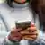 Mulher segura um smartphone