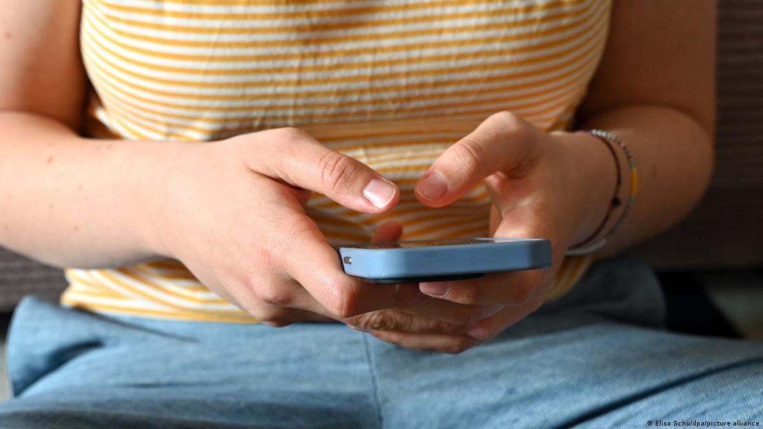 Vajzë me telefon në dorë Vajzë me telefon në dorë
