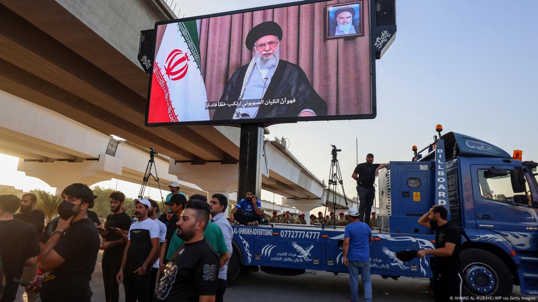 Seguidores del ayatolá Jamenei frente a una pantalla gigante en la que se transmite un discurso del líder religioso. Seguidores del ayatolá Jamenei frente a una pantalla gigante en la que se transmite un discurso del líder religioso.
