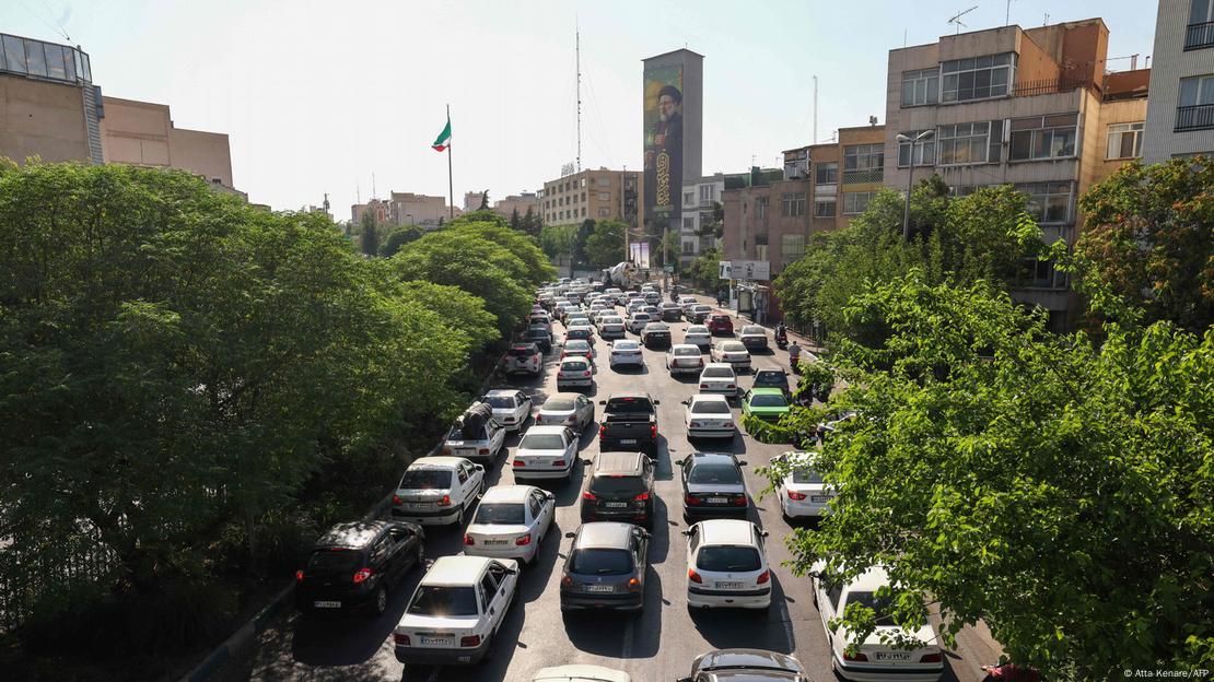 Congestionamento em rua no centro de Teerã