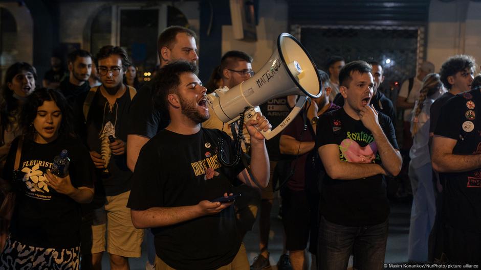 Protesti ispred sedišta vladajuće SNS u Novom Sadu 9. juna 2025.