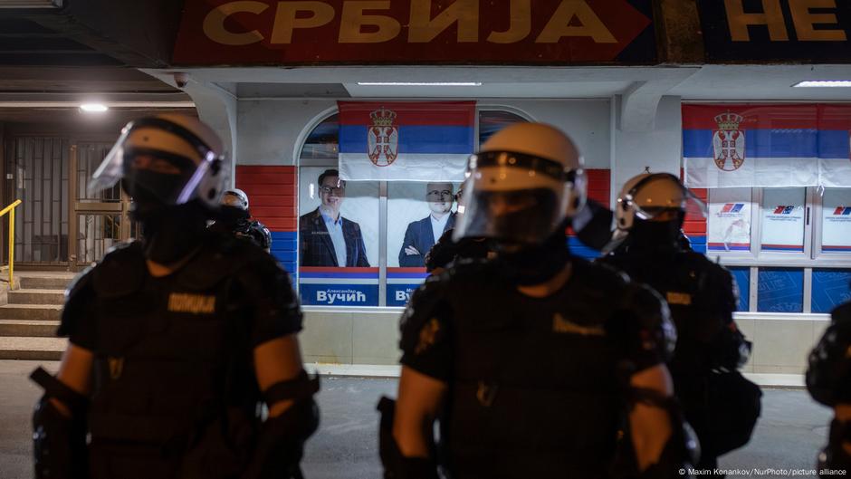 Policija ispred sedišta SNS u Novom Sadu, 9. jun 2025.