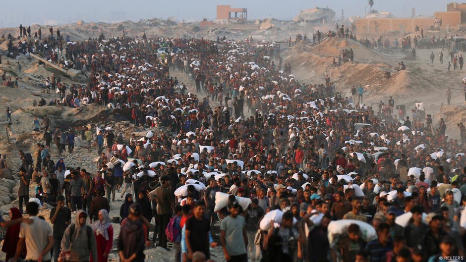Palestinci se okupljaju kako bi dobili pomoć u Bejt Lahiji, na severu Pojasa Gaze