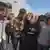 Un grupo de gazatíes llora la muerte de un familiar.