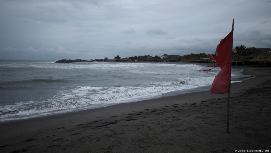 Mexico: Hurricane Erick reaches category 3 as landfall nears – DW – 06/19/2025