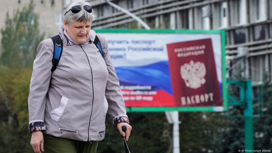 Reklama za ruski pasoš na bilbordu u Lugansku (septembra 2022).