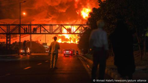 Gran explosión en una refinería de petróleo en las afueras de la capital iraní, Teherán, incendiada después de un ataque israelí el 15 de junio. Gran explosión en una refinería de petróleo en las afueras de la capital iraní, Teherán, incendiada después de un ataque israelí el 15 de junio.