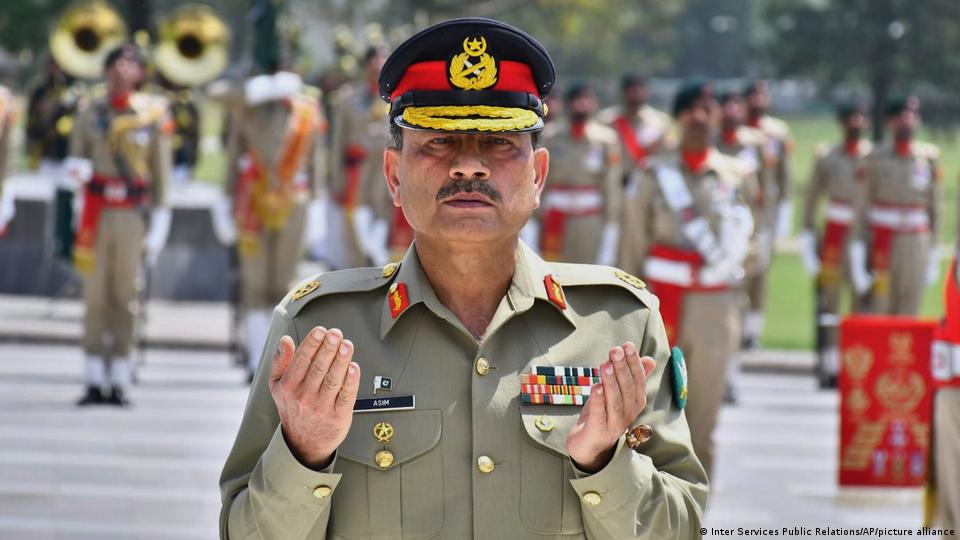 پاکستان راولپنڈی 2025 | عاصم منیر یادگار شہداء پر پھولوں کی چادر چڑھاتے اور دعا کرتے ہوئے پاکستان راولپنڈی 2025 | عاصم منیر یادگار شہداء پر پھولوں کی چادر چڑھاتے اور دعا کرتے ہوئے