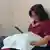 Mulher olha para o seu celular 

